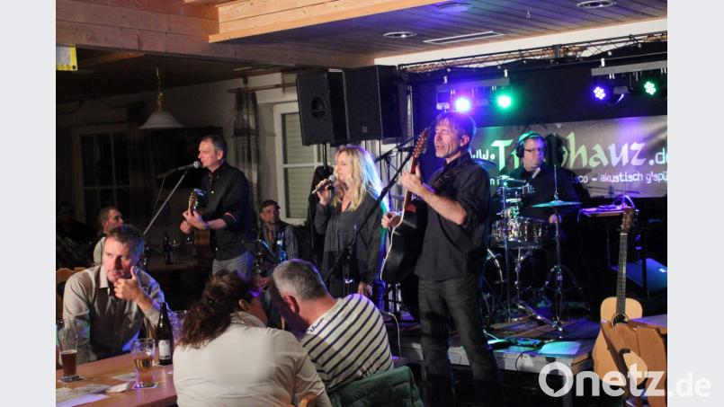 "Treibhauz" nahmen ihr Publikum beim Konzert des DJK-Fördervereins Fußball mit ihrem Programm "Liada von Wien bis San Francisco - akustisch g'spült" mit auf eine musikalische Zeitreise, die von Österreich über Italien bis nach Amerika führte. Immer wieder gab es begeisternden Applaus für die heervorragende Live-Musik. Bild: prh