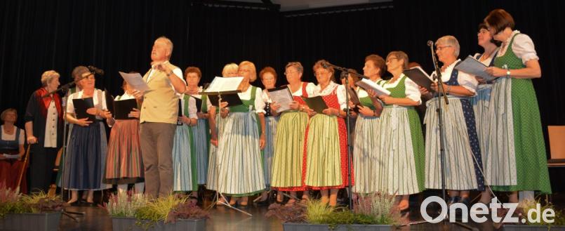 Der Chor der Landfrauen sang sich mit den Liedern „Der Schlüssel zum Glück“ und „Wahre Freundschaft“ in die Herzen der Zuhörer. Bild: Freya Stöckl