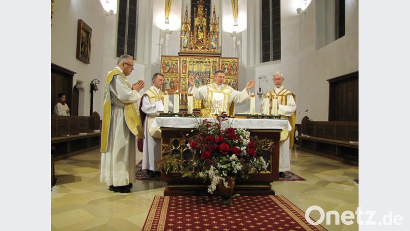 Den Gottesdienst anlässlich der 378. Wallfahrt für die Kirche zelebrierten (von links) Stadtpfarrer Georg Flierl, Kaplan Paul Gebendorfer, Pater Gabriel Heinzelmann, Pater Klaus Kniffki. Bild: exb