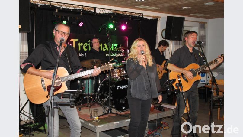 "Treibhauz" nahmen ihr Publikum beim Konzert des DJK-Fördervereins Fußball mit ihrem Programm "Liada von Wien bis San Francisco - akustisch g'spült" mit auf eine musikalische Zeitreise, die von Österreich über Italien bis nach Amerika führte. Immer wieder gab es begeisternden Applaus für die heervorragende Live-Musik. Bild: prh