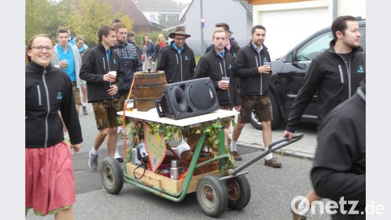 Unüberhörbar zieht der fidele Tross durchs Dorf. Bild: fsb