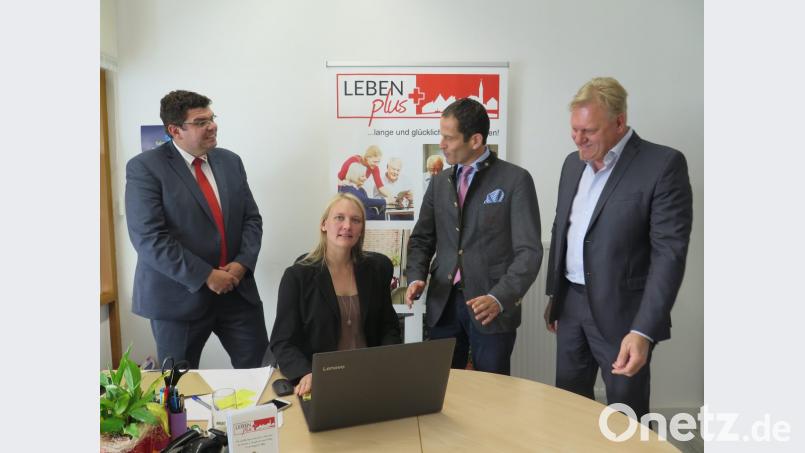 Stefanie Baier (sitzend) erklärt BRK-Kreisgeschäftsführer Holger Schedl, Bundestagsabgeordnetem Albert Rupprecht und Reinhard Herr von der Stadt Kemnath (von links) die vielfältigen Aufgabengebiete von LebenPlus. Bild: jzk