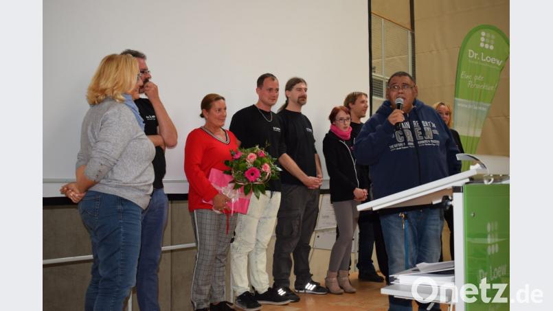 Mit einem Ständchen drückte Charly die große Wertschätzung aus, welche die Bewohnervertreter der Geschäftsführerin Sandra Loew (mit Blumen) entgegen bringen. Bild: bnr