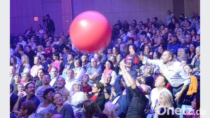 Langweilig wurde es nie bei "Dance for You". Wenn nicht getanzt wurde, befeuerte sich das Publikum mit Ballspiel. Bild: Kunz