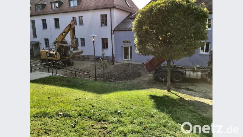 Im unteren Pausenhof der Volksschule wird gebaut, am Dienstag rücken die Pflasterer der Firma Huber aus Rötz an, um die Baustelle vor dem Winter fertigzustellen. Bild: eig