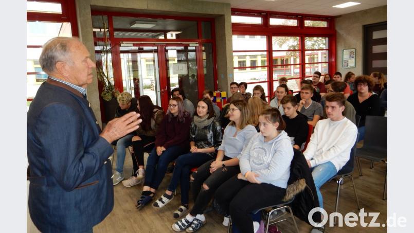 Der heute 87-jährige Altlandrat Hans Schuierer im Gespräch mit den Schülern. Spannend und fundiert schilderte er Hintergründe und Begebenheiten rund um den Widerstand gegen die WAA. Bild: exb