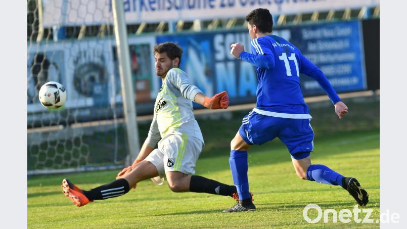 Christian Ermer auf dem Weg zum zwischenzeitlichen Ausgleich? Nein, der Offensivspieler des SV Etzenricht brachte den Ball zwar am Waldkirchener Torwart Benjamin Hannak vorbei, dann aber prallte das Leder an den Innenpfosten. Bei der 0:2-Heimniederlage am Samstag waren die Etzenrichter Spieler vom Pech verfolgt und trafen gleich dreimal Aluminium. Bild: Alfred Schwarzmeier