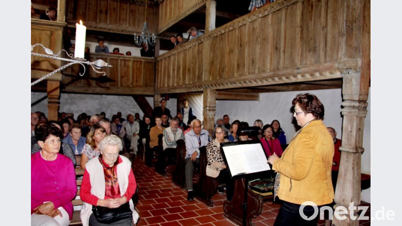Helen Werner informierte die rund 100 Besucher über die historisch interessanten Daten der St. Josefskirche in Niederärndt. Bild: ds