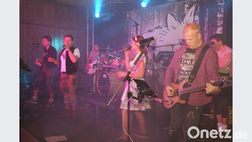 Die "Partyfüchse" spielen zünftig auf. Bild: arw