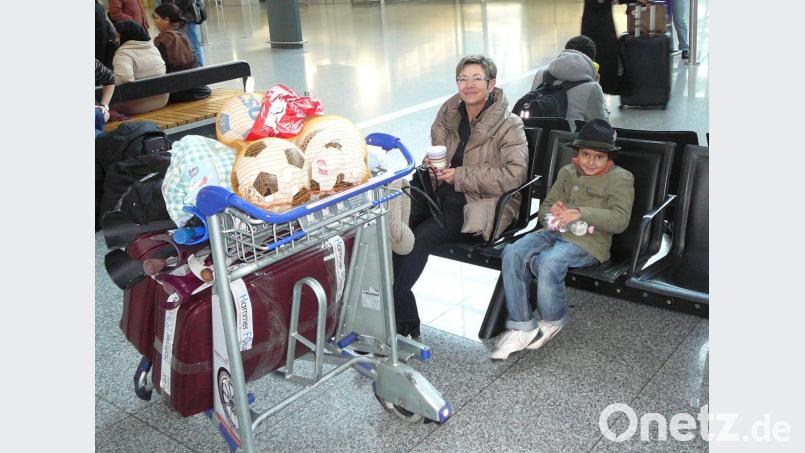 Hilfe wirklich jeder Art: Die Initiative brachte diesen achtjährigen Jungen aus dem Jemen nach einer Operation in Amberg zum Frankfurter Flughafen, Lisa Nerlich kümmerte sich um ihn. Bild: exb