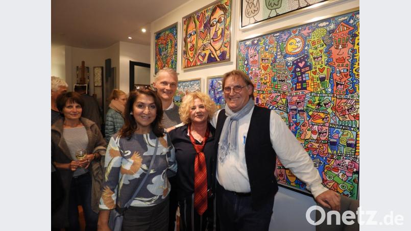 Dass so viele Besucher zur Vernissage „James Rizzi“ gekommen sind, darüber freuen sich Gerald und Gabriele Recknagel (von rechts). Unter den zahlreichen Gästen befinden sich auch die SPD-Stadträte Sema Tasali Stoll und Matthias Loew. Bild: Winkler