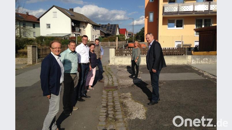 Handlungsbedarf in Sachen Straßensanierung sah die CSU-Fraktion auch in der Siedlungsstraße „Am Kreuzweiher“. Kerstin Ackermann (hinten rechts) hatte darauf aufmerksam gemacht. Von links: Fraktionsvorsitzender Hans-Jürgen Schönberger, dritter Bürgermeister Peter Leitsoni, Bürgermeister Hermann Falk, Bärbel Birner, Christian Gnan und Josef Luber. Bild: u