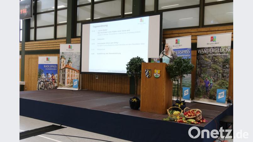 Christina Löffler ist die Leiterin des Arbeitsbereichs Tourismus und stellte aktuelle und zukünftige Projekte des Oberpfälzer Waldes vor. Bild: sne