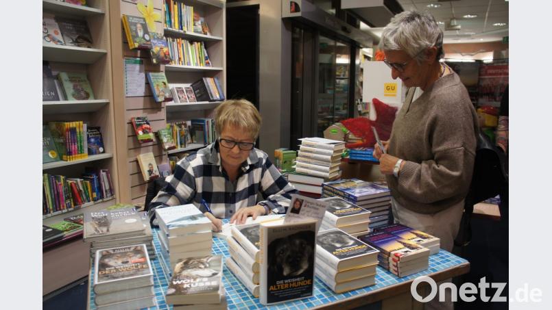 Elli H. Radinger signiert in Weiden Bücher. Bild: Michael Höllerer
