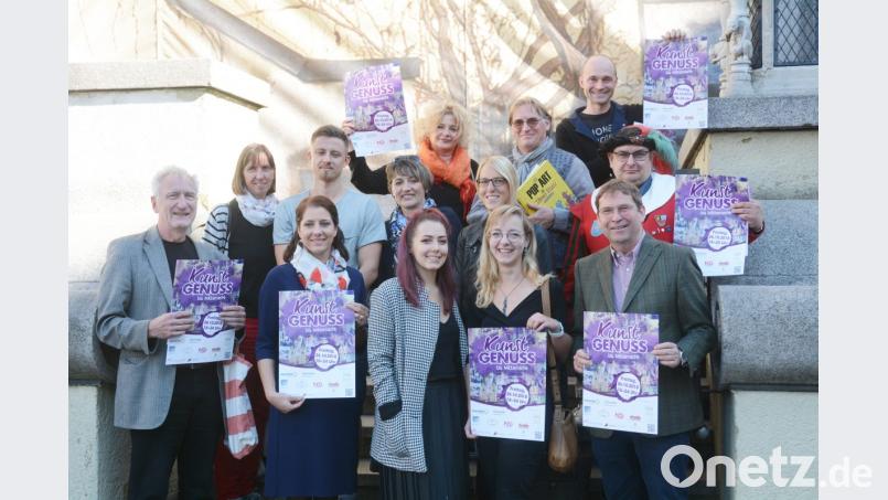 Die Teilnehmer an „Kunstgenuss bis Mitternacht“ stellen die Veranstaltung vor dem Alten Rathaus vor. 	Bild: gsb Bild: gsb