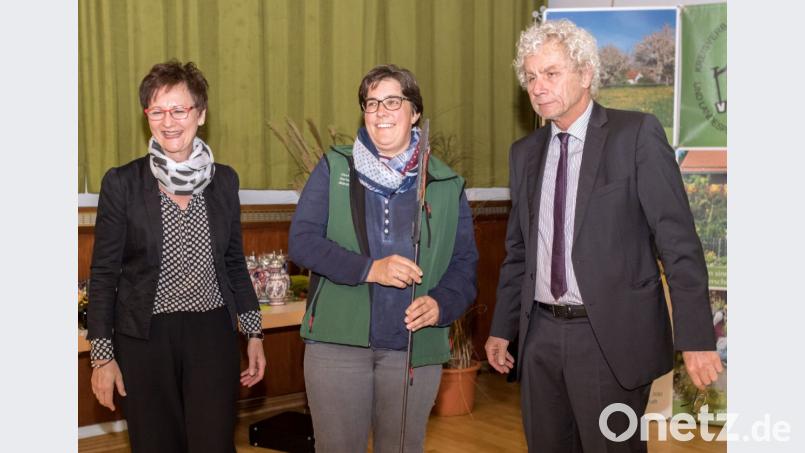 Den Gartenstecker des Kreisverbandes erhielt Bettina Männer (Mitte) vom OGV Münchenreuth für 13 verdiente Jahren als Vorsitzende. Bild: dtr