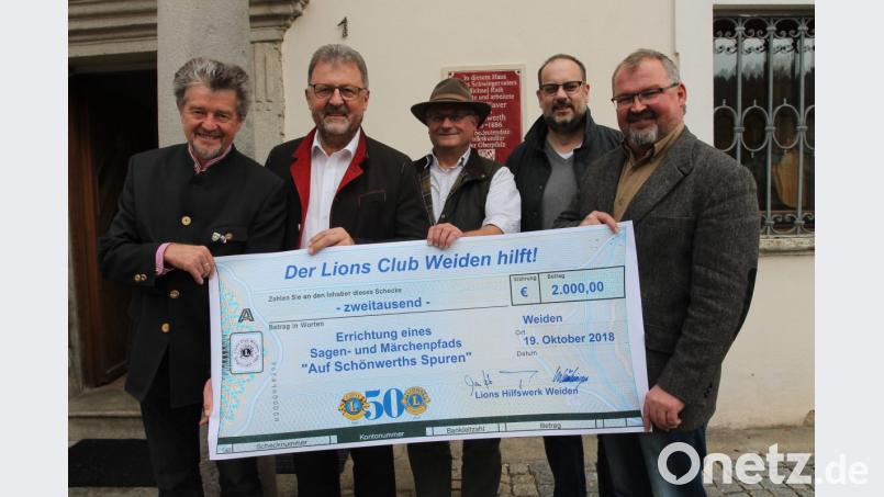 Der Lions-Club Weiden hilft, und das im wahrsten Sinne des Wortes. Zur Finanzierung des Sagen- und Märchenpfads &quot;Auf Schönwerths Spuren&quot; übergaben Anton Forster, German Schieder und Wolfgang Würschinger (von rechts) an Johann Walbrunn und Johann Maurer (von links) einen Scheck. Bild: pi