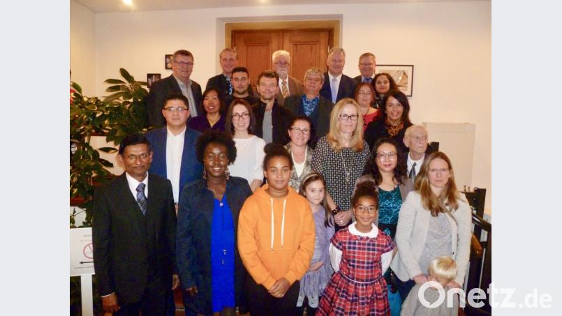 Eine relativ große Altersspanne gibt es bei den neuen deutschen Staatsangehörigen, für die der Landkreis und die Stadt eine gemeinsame Einbürgerungsfeier im Rathaussaal ausrichten. Sie reicht von der Mittelschülerin aus dem Irak bis hin zum Rentner aus Moldau. Bild: usc