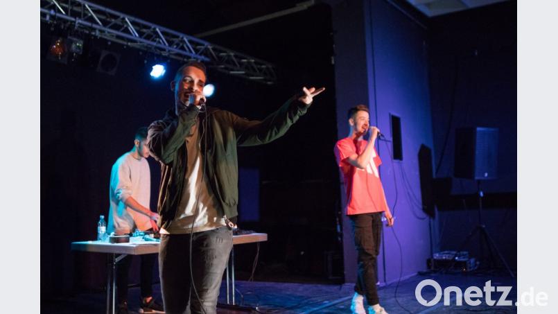 Im Trio begeisterten der Weidener Mosaik, der Regensburger Jhange und DJ 1eighty gut 50 Gäste auf dem Benefizkonzert im JuZ. Bild: dtr