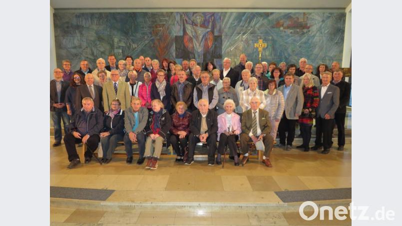 Auf viele gemeinsame Jahre blicken die Jubelpaare der katholischen Pfarrei Altenstadt zurück. In einem Gottesdienst erneuerten sie ihr Eheversprechen. Bild: adj