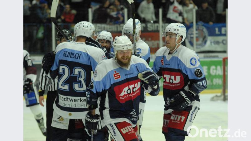 Jubel bei den Blue Devils: Die Weidener besiegten am Sonntag den SC Riessersee mit 4:3 nach Penaltyschießen. In der Mitte strahlt Kapitän Ralf Herbst, rechts der Kanadier Matt Abercrombie, der vier Scorerpunkte verbuchte. Bild: gb