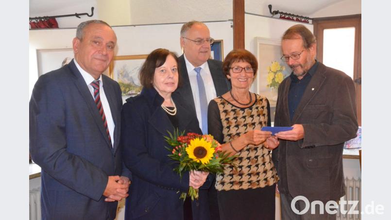 Waltraud Koller Girke (zweite von rechts) freut sich über eine Geldspende für die Weidener Palliativstation. V.l. Oberbürgermeister Kurt Seggewiß, Eva Stadler, Lothar Höher und rechts Uwe Müller. Bild: Kunz