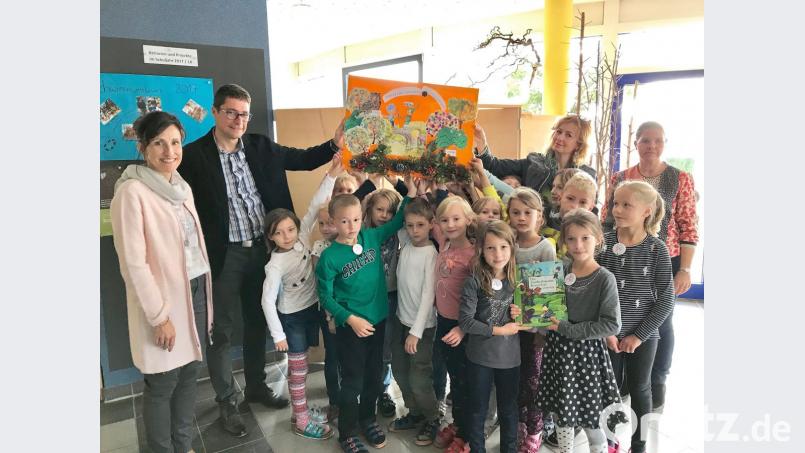 Mit einem zweisprachigen Buchprojekt über die Freundschaft von zwei Kobolden aus zwei Ländern begeistert Tschechischlehreriin Lenka Uschold Kinder (Zweite von rechts) Kollegen, Schüler und Bürgermeisterin Tanja Schiffmann. Bild: cr