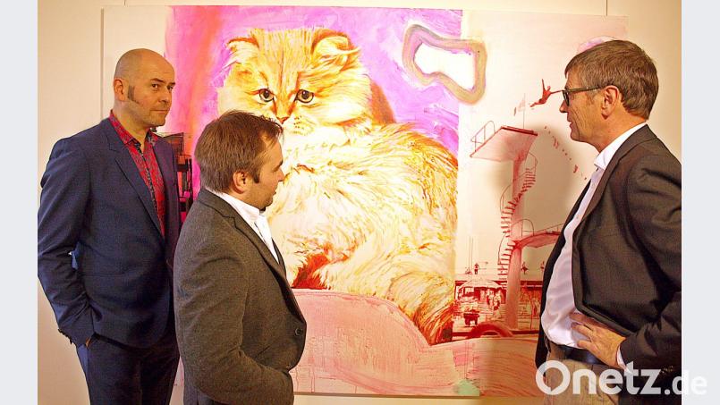 Florian Thomas (links) zeigt 32 Bilder bei der Firma TK Bauplanung, die am Wochenende 25-jähriges Jubiläum feierte. Rechts Christoph Thomas, in der Mitte der neue Leiter Florian Schabner. Bild: R. Kreuzer