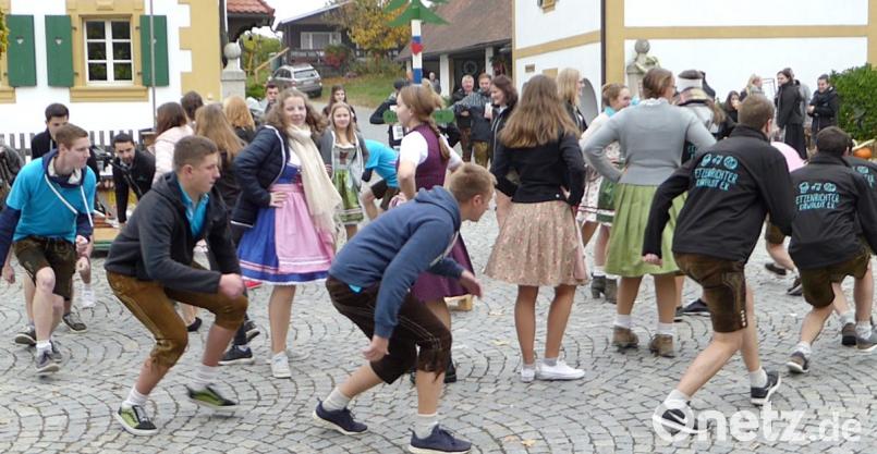 Fesch in Dirndln und Lederhosen gehen die Kirwaleit gehen vor dem Brauchtum in die Knie. Bild: fsb