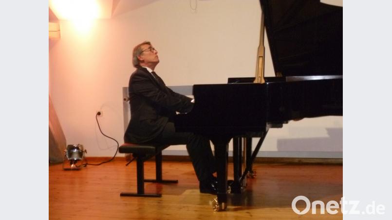 Voller Gefühl und mit Hingabe interpretiert Andrea Turini die „Goldberg-Variationen“ beim „Goldenen Oktober im Oberpfälzer Künstlerhaus. Bild: Reinhold Tietz