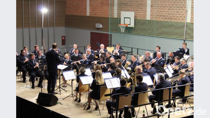 Dirigent Peter Kuder (stehend) spornt das bereits mehrfach international ausgezeichnete SVEA-Orchester aus der slowenischen Partnerstadt Zagorje ob Savi auch in Kemnath zu musikalischen Höchstleistungen an. Bild: stg