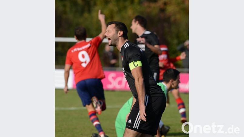 Kapitän Michael Prey (vorne) ist stinksauer über die Schläfrigkeit der Pfreimder Hintermannschaft nach dem frühen 0:1. Bild: ham
