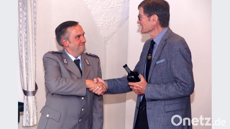 Kreisvorsitzender Thomas Semba (links) dankt Oberst a.D. Richard Drexl mit einer Flasche Wein. Bild: bkr