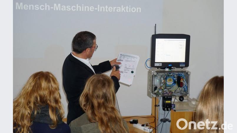 Diplom-Ingenieur Manfred Fink erläutert eine mögliche Interaktion zwischen Mensch und Maschine. Bild: exb