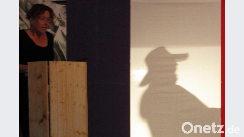 Professorin (Barbara Wunsch) erhält die Antwort auf die Prüfungsfragen unbemerkt von Goethe (Jürgen Peter) hinter der Schattenwand. Bild: sck