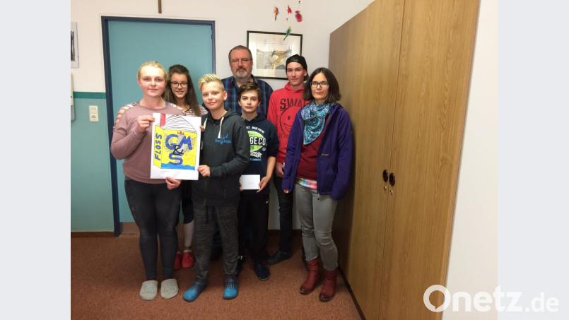 Stolz präsentieren die Sophie Stumpf und Colin Januj ihren Siegerentwurf. Dahinter stellvertretende Schülersprecherin Lena Lindner, Schulleiter Gerhard Steiner, David Hartmann und David Haberkorn sowie Elternbeiratsvorsitzende Ines Gailitzdörfer. Bild: stn