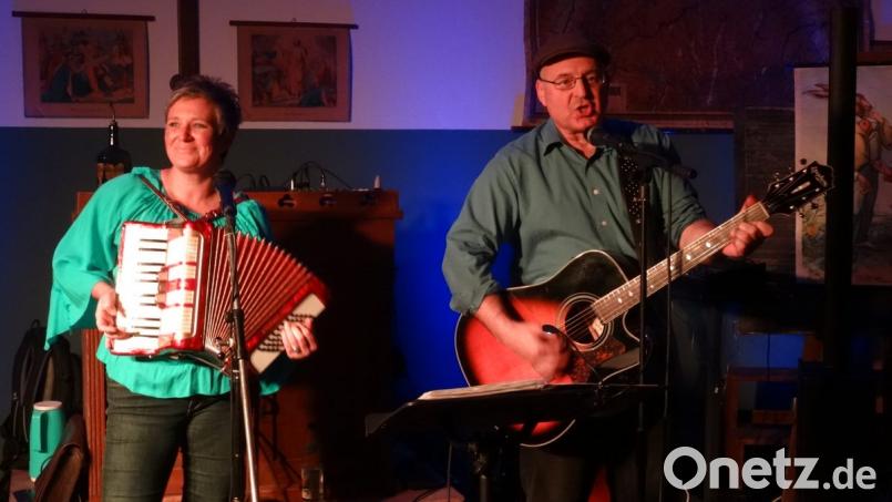 Sabine Kreiner und Reiner Wild gestalten einen Abend mit Märchen, Gesang und Musik im Schulmuseum. Bild: hka