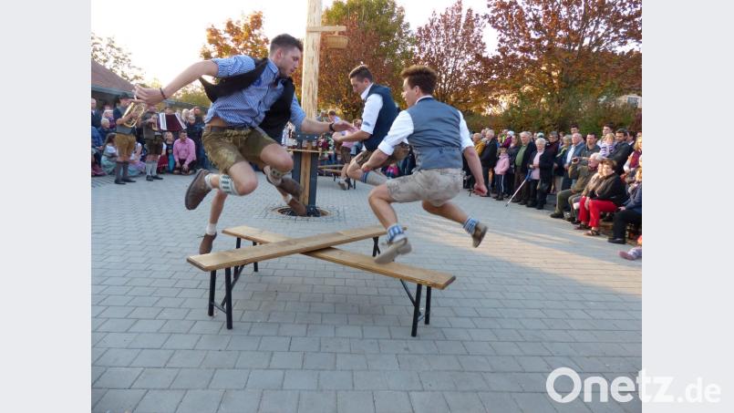 Mitglieder vom Neidaffer Plattclubs zeigen ihr Können. Bild: hme