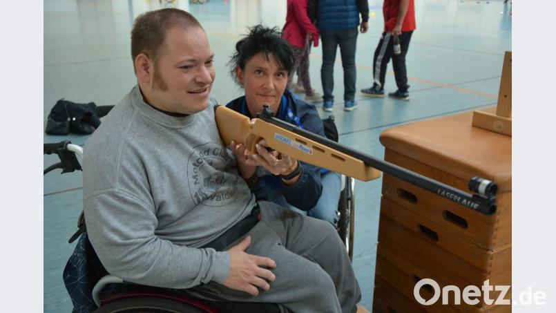 Einweisungen beim Schießen mit dem Lichtgewehr gibt Paralympics-Teilnehmerin Doris Scharnagl-Lindinger. Bild: jr