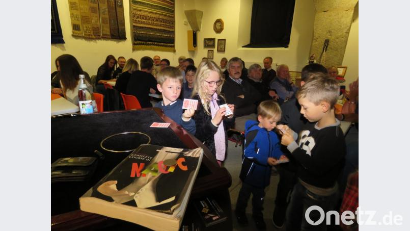 Die Kinder waren fasziniert von der magischen Visitenkarte. Bild: ubb
