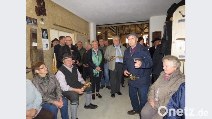 Für die Mäzene des Arbeitskreises &quot;Historisches Handwerk&quot; (Mitte im Bild), die immer wieder ihr Fachwissen zur Nutzung der alten Geräte zur Verfügung stellen, gab es vom AK selbstgemachte Geschenke in Form von Teelichthaltern aus Holz. Bild: ubb