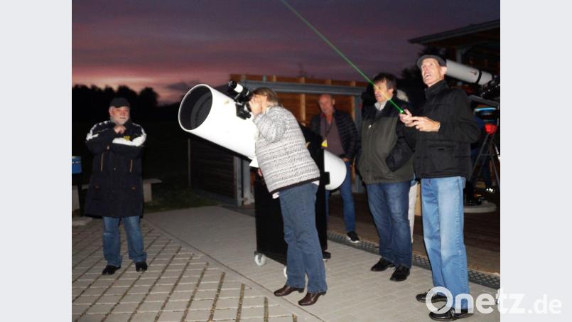Der Vorsitzende der Sternenfreunde Johann Köppl (rechts) zeigte den Besuchern am „internationalen Tag der Mondbeobachtung“ interessante Beobachtungen und erklärte die Sterne sowie Sternbilder. Bild: weu