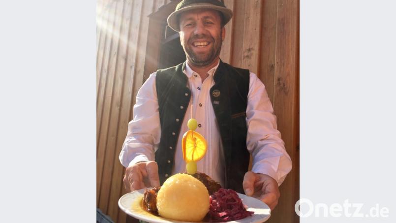Traditionelles Essen zur Allerweltskirwa: HKV-Vorsitzender Sepp Vogl serviert Ente mit Blaukraut und Knödel. Bild: gri