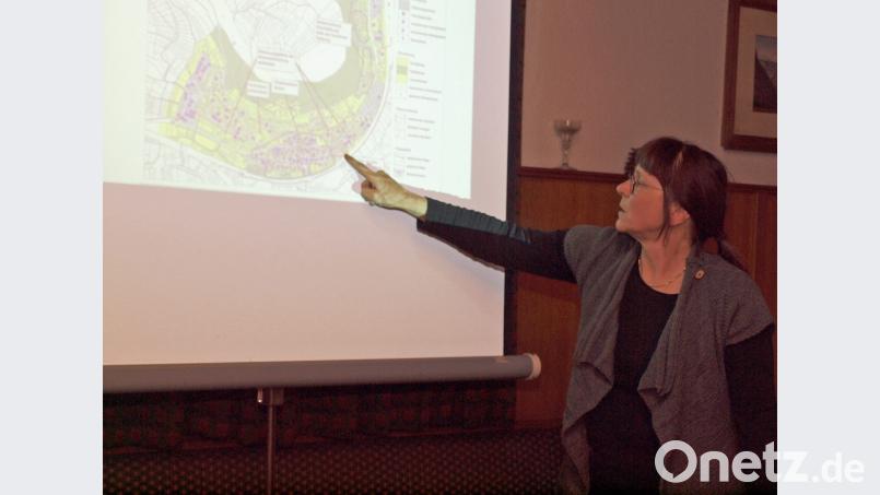 Architektin Martina Dietrich zeigte in ihrem Power-Point-Vortrag „Zukunft. Wohnen. Ensdorf.“ Beispiele aus der kommunalen Praxis zum Thema „Wie wollen wir morgen wohnen?“ auf. Bild: sön