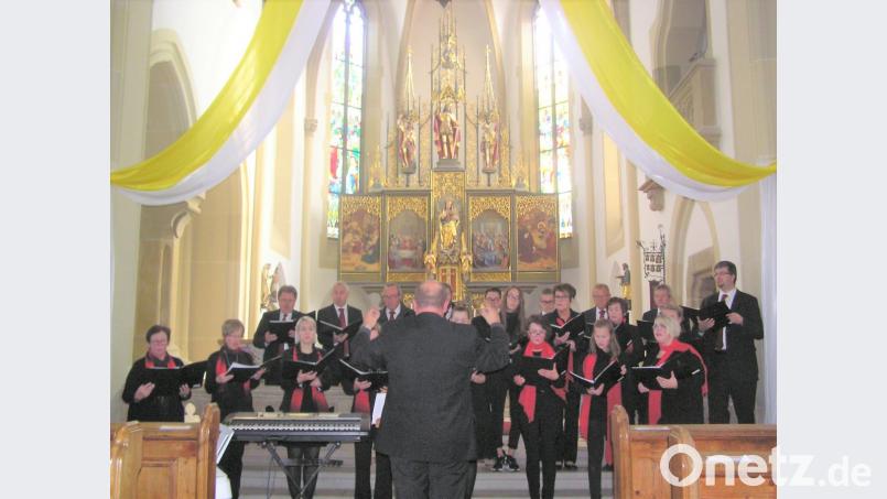 Der Chor wird beim Konzert in der Pfarrkirche zu einem Klangkörper. Bild: tu