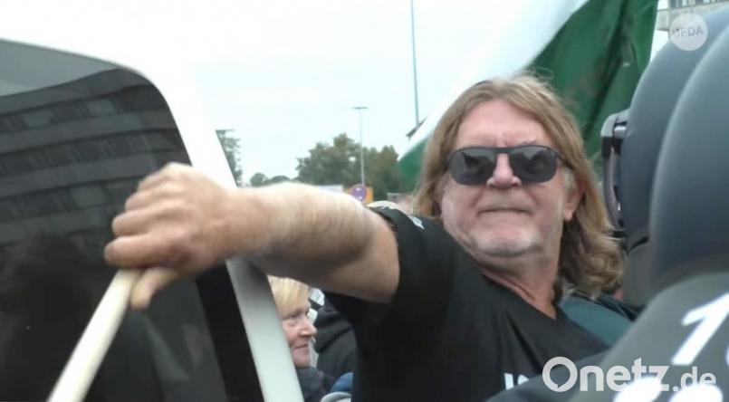 Ein Video zeigt, wie Reichl auf ein Polizeiauto schlägt. Bild: exb/Jüdisches Forum Berlin