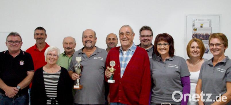 Die Bestplatziertesten der beiden Mannschaften mit Hans Pohl vom Fanclub (fünfter von rechts) und Schützenmeister Alois Helgert (fünfter von links) sowie Sportleiter Michael Gerschau (vierter von rechts). Bild: njn