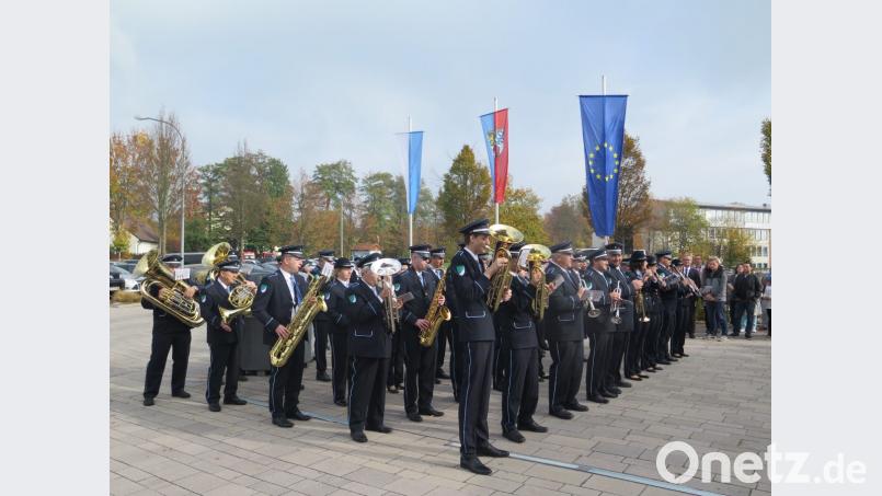Das Pilhani Orkestre SVEA Zagorje beim Standkonzert vor dem Foyer. Bild: jzk