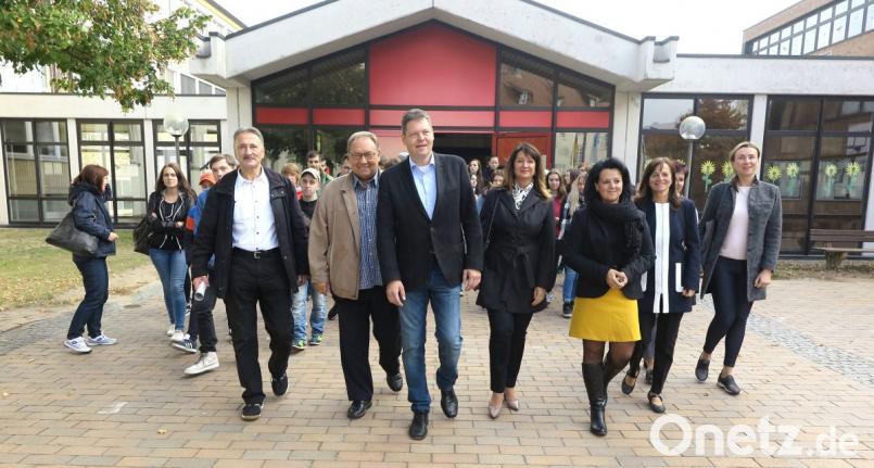 Schulleiter Christian Ernstberger (Mitte) hieß die Delegation mit Lehrkräften und Schülern der Handelsschule Sokolov willkommen. Bild: Hirsch