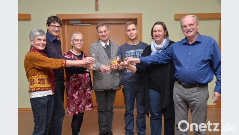 Andrea Kleber, Uli Münchmeier, Ulrike Kießling, Thomas Stahl, Claudia Reinl und Hermann Bibel (von links nach rechts) sind die gewählten Kirchenvorstände in der evangelischen Kirchengemeinde. Stadtpfarrer Dieter Schinke (Mitte) stößt auf erfolgreiche und harmonische sechs Jahre mit den Gemeindevertretern an. Bild: dob